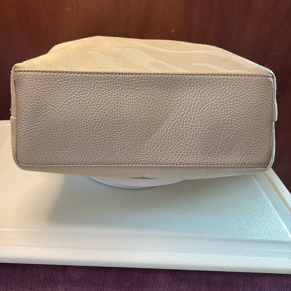 Dana Buchman  shoulder bag  two tone canvas/ Cream  metallic trim silvertone HW￼ - Picture 15 of 15